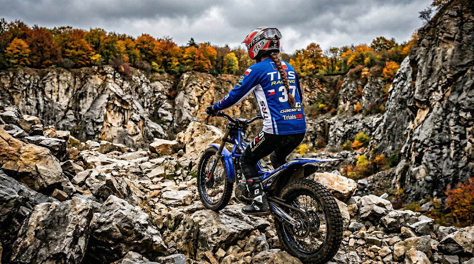 Obrázek atmosféry generovaný AI: trialový jezdec v českém vápencovém lomu