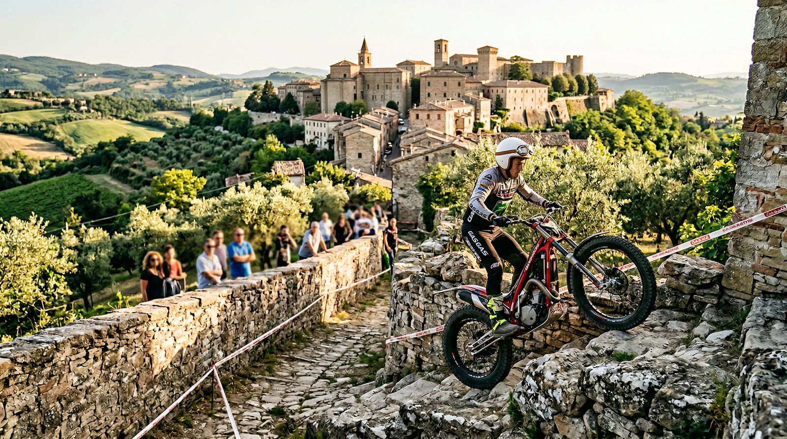 Immagine di atmosfera generata da IA: pilota trial su mura in pietra con borgo italiano sullo sfondo